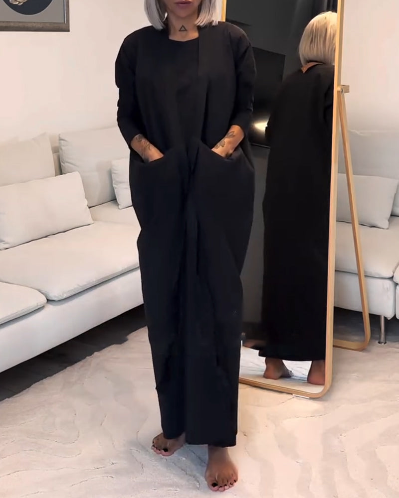 Stilfuld sort plisseret kjole med snøre og rund hals