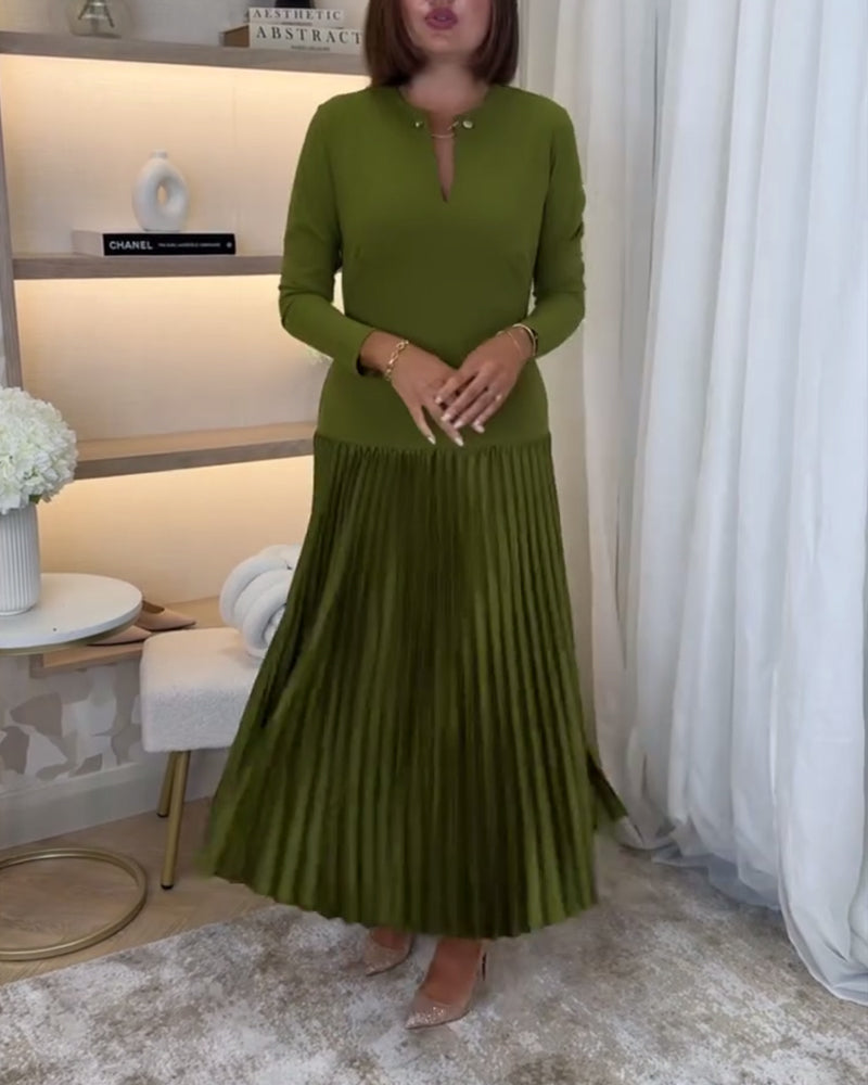 Grøn kjole med lange ærmer og plissering