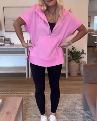 Kortærmet hættetrøje med lomme halvvejs lynlås