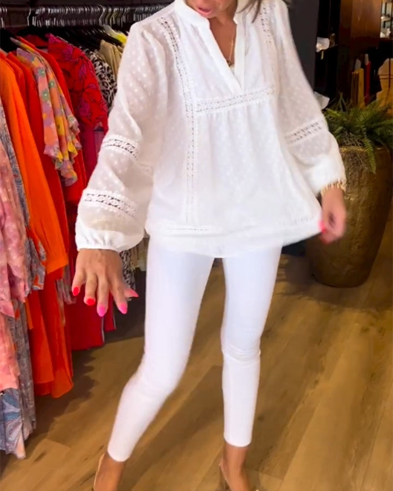 Langærmet top med V-hals og blondepaneler