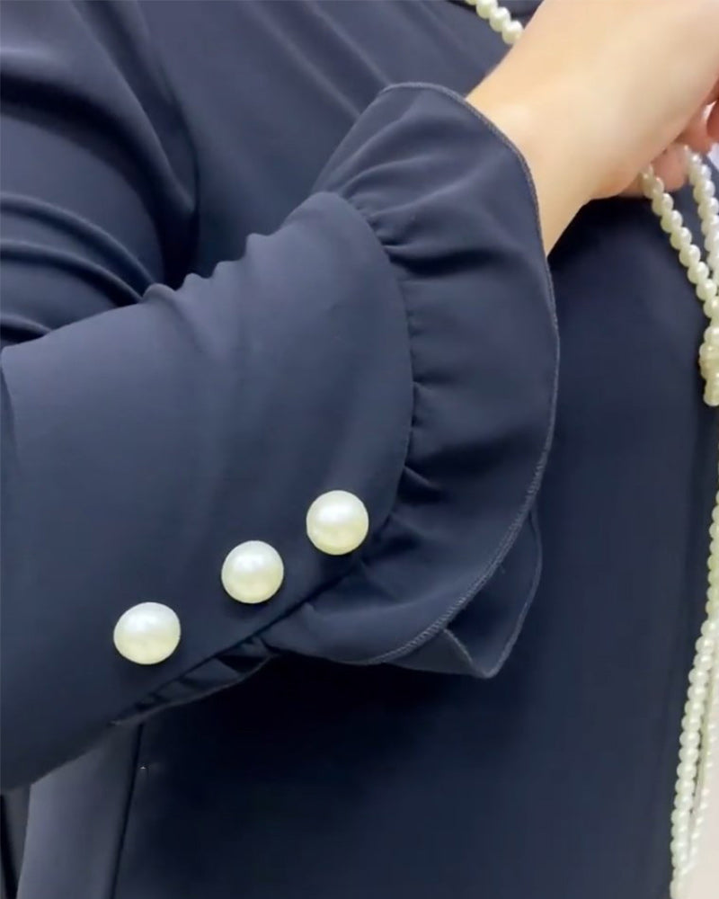 Ensfarvet kjole med flæser