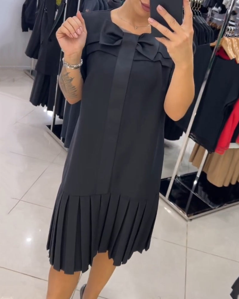 Kortærmet kjole med plisseret nederdel