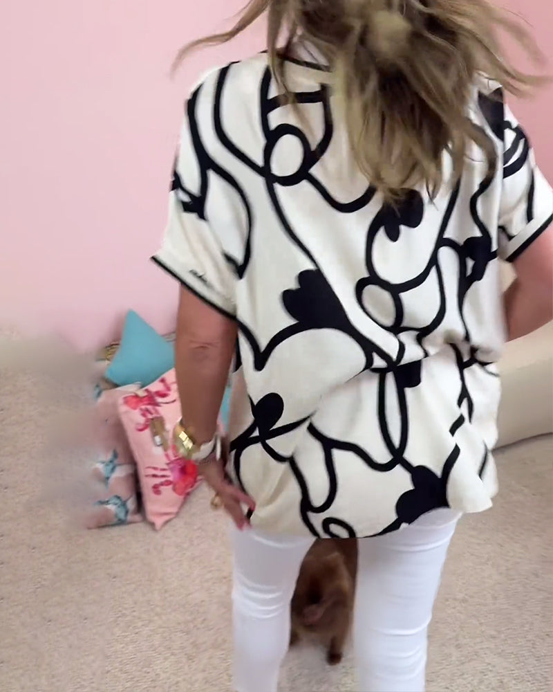 Kortærmet afslappet top med V-udskæring og kontrastprint