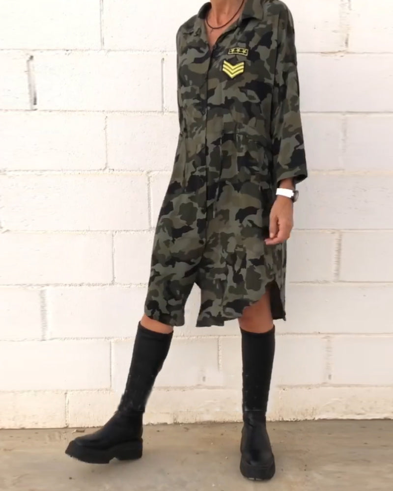 Langærmet kjole i militær-stil