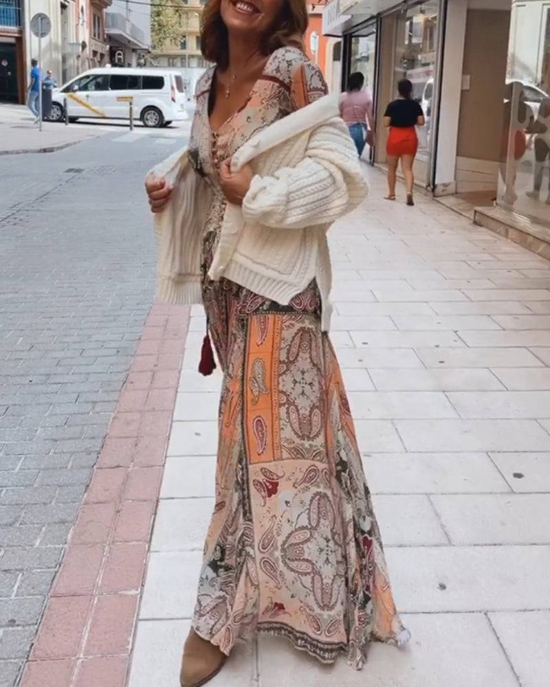 Langærmet kjole med V-udskæring og Paisley-print