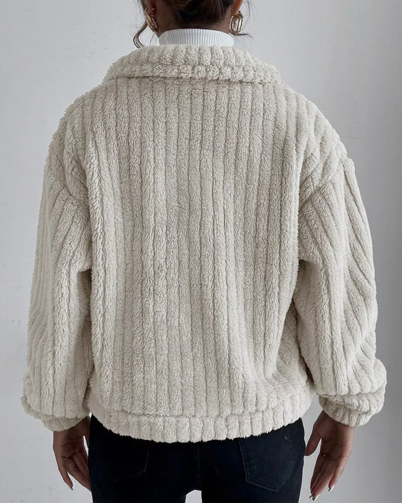 Ensfarvet jakke med knappelukning