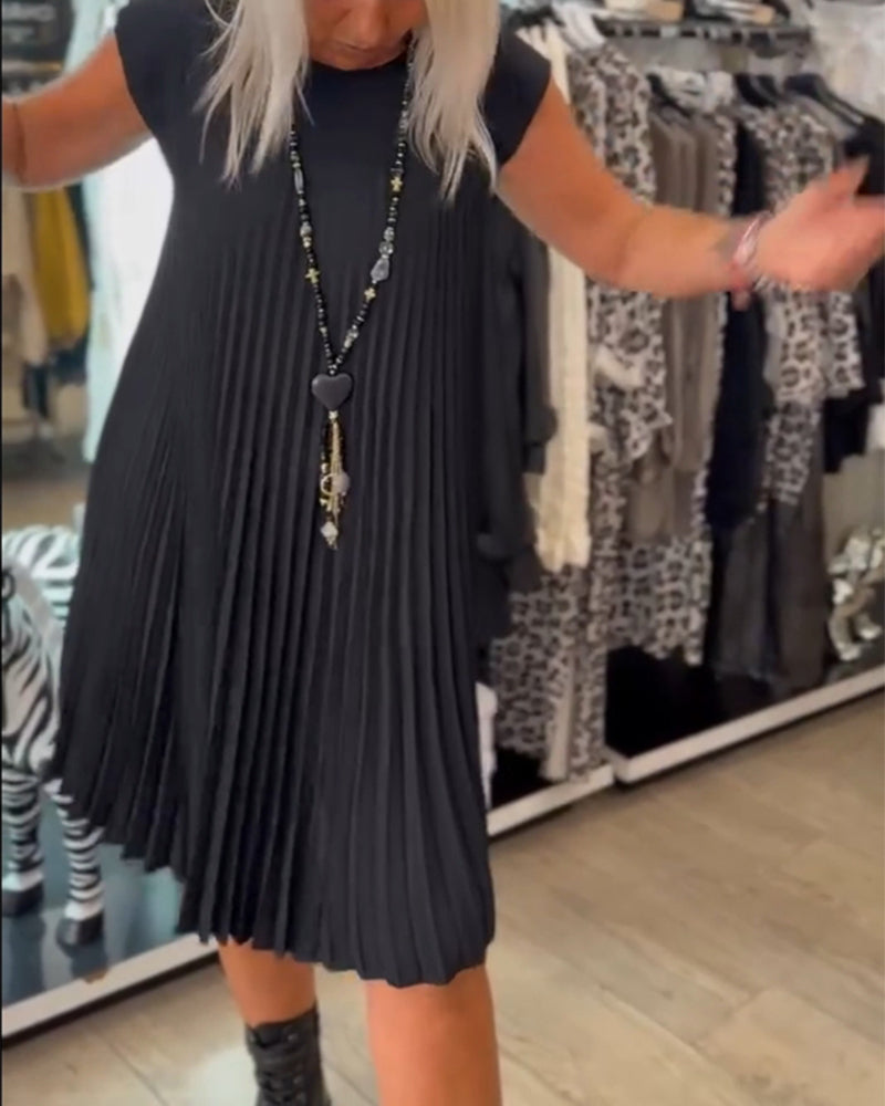 Kortærmet plisseret sort kjole