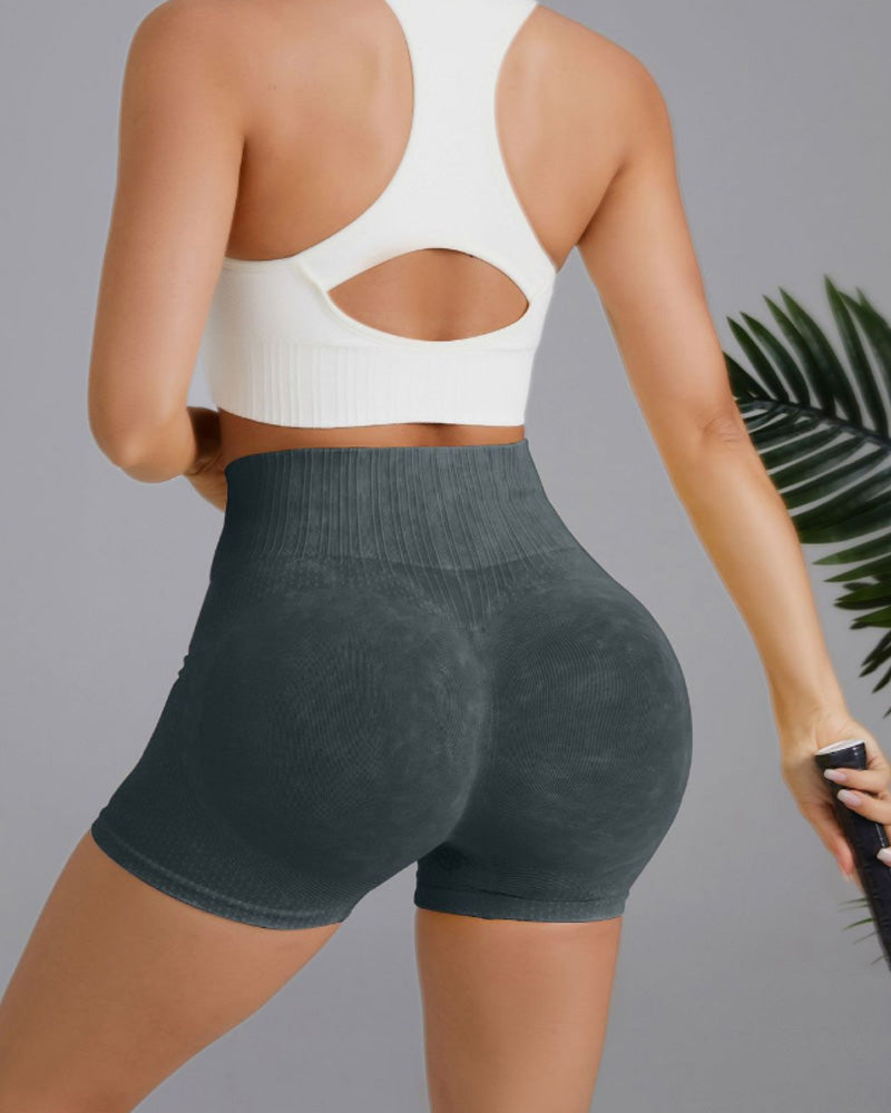 Simple ensfarvede højtaljede shorts