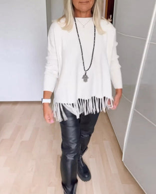 Ensfarvet afslappet sweater med frynser