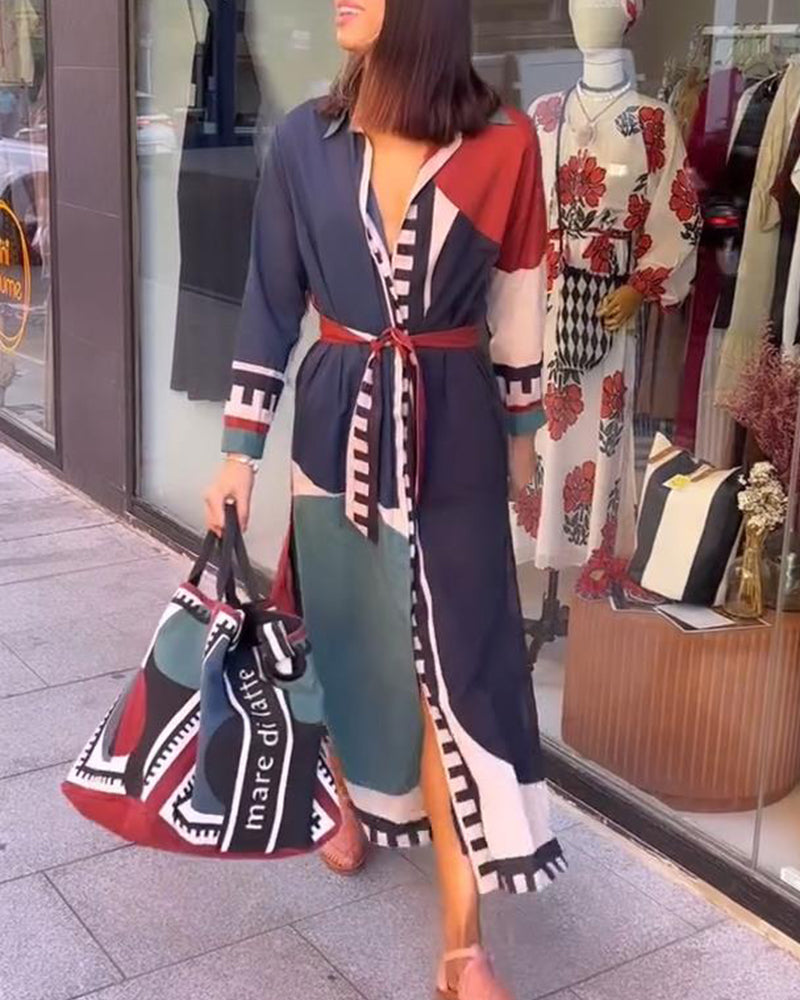 Afslappet kjole med farveblok og taljebånd