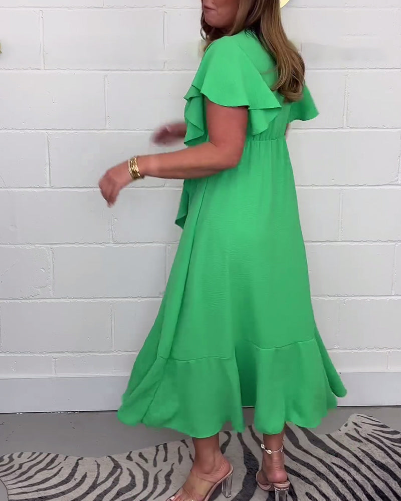 Elegant grøn kjole med flæser og slids