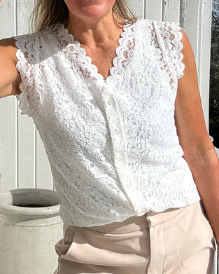 Elegant tanktop med blondedekorationer