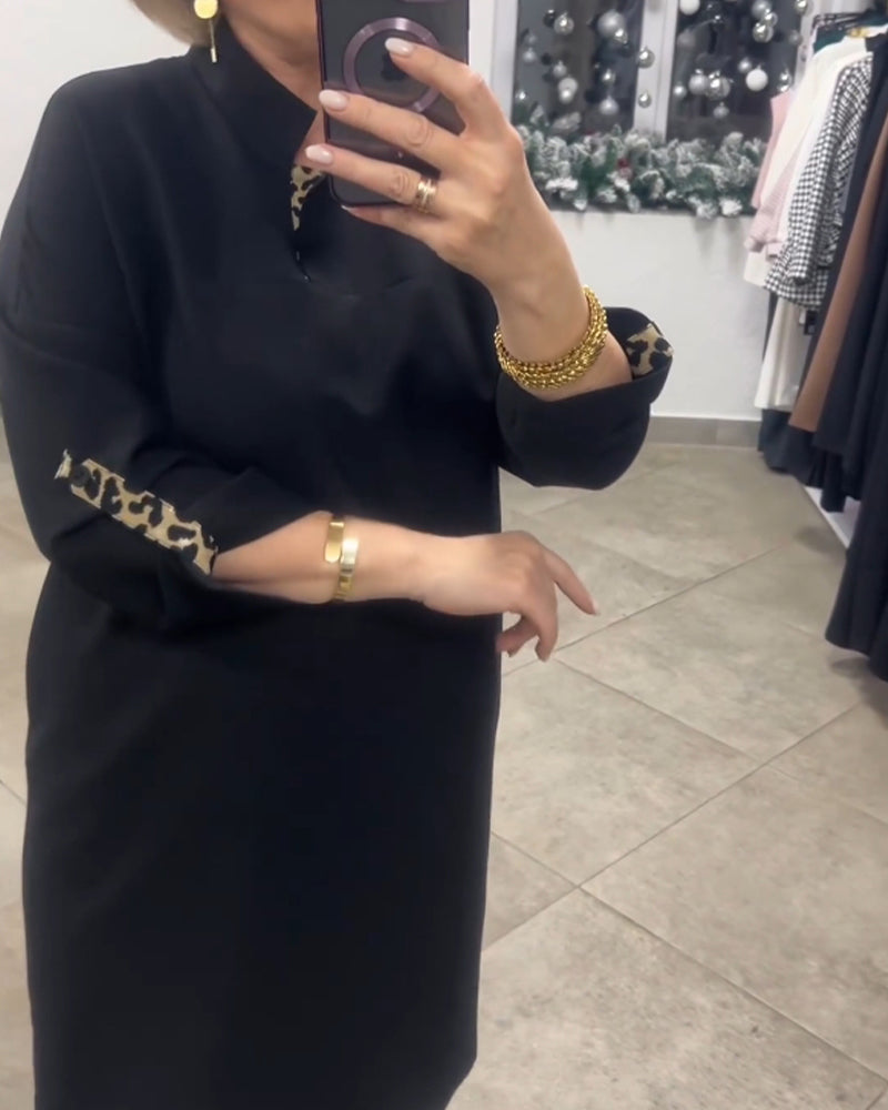 Ensfarvet kjole med ståkrave