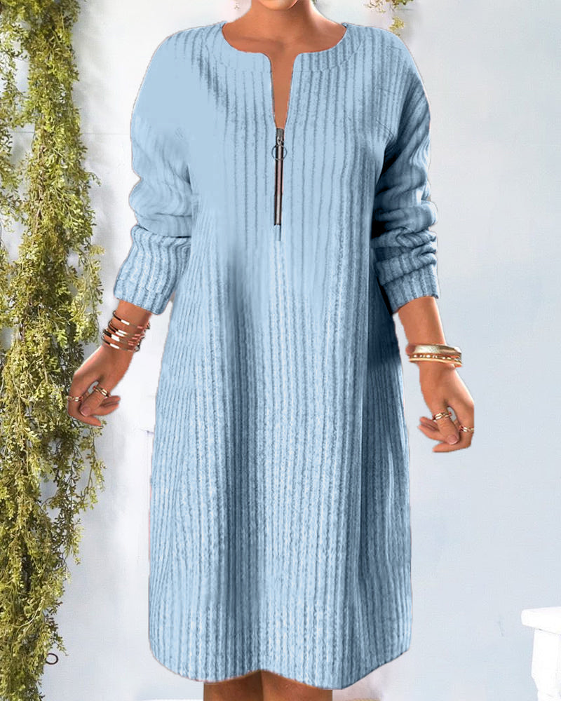 Ensfarvet kjole med lynlåshals