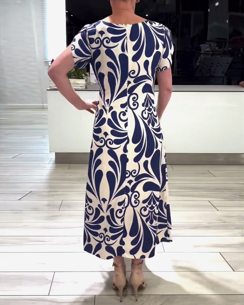 Elegant kortærmet kjole med print og taljebånd