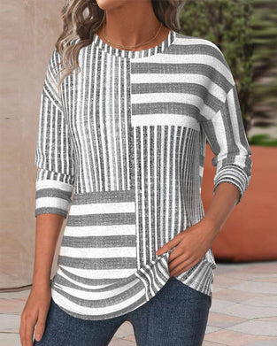 Afslappet top med vand- og lodrette striber