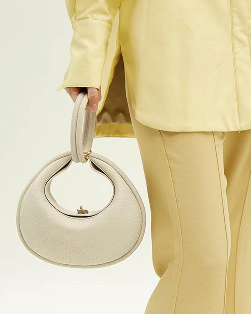 Ensfarvet elegant halvmåneformet skuldertaske