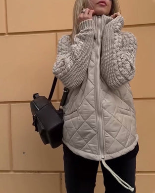 Højhalset jakke med ribbede ærmer