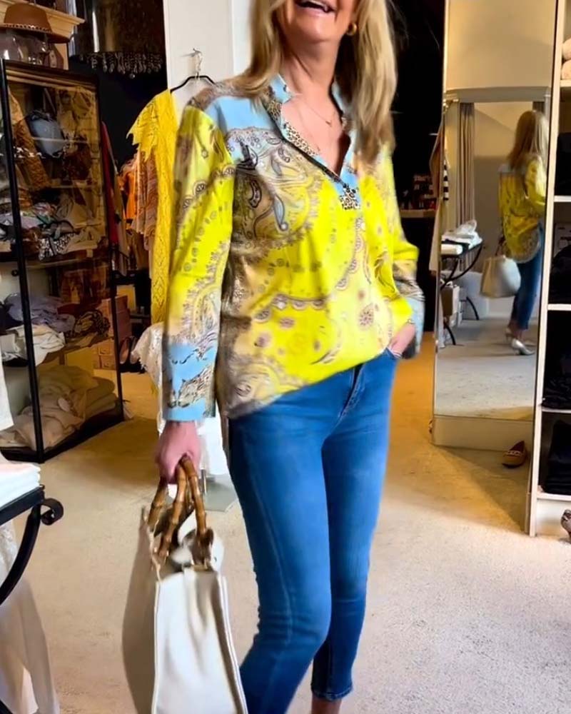 Bluse med V-hals og print