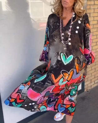 Langærmet kjole med farverige hjerter og V-udskæring