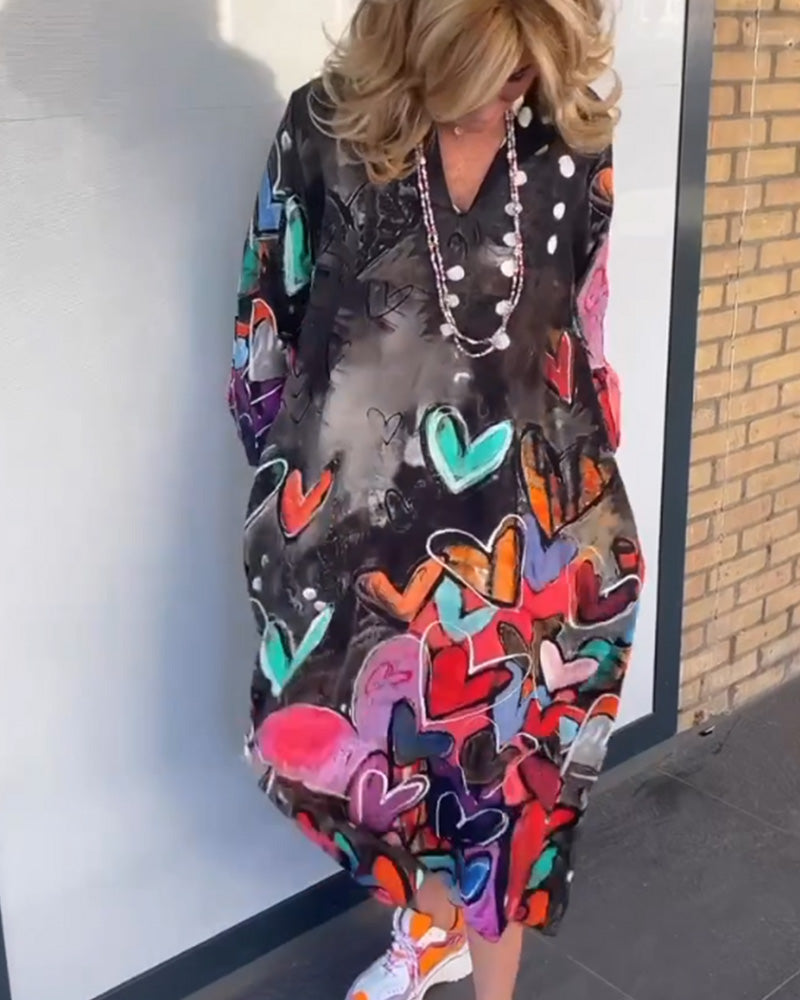 Langærmet kjole med farverige hjerter og V-udskæring