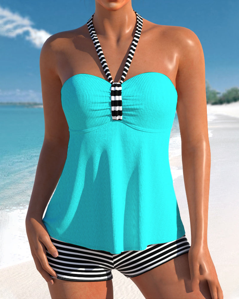 Tankini med stribet halterneck og stribede shorts
