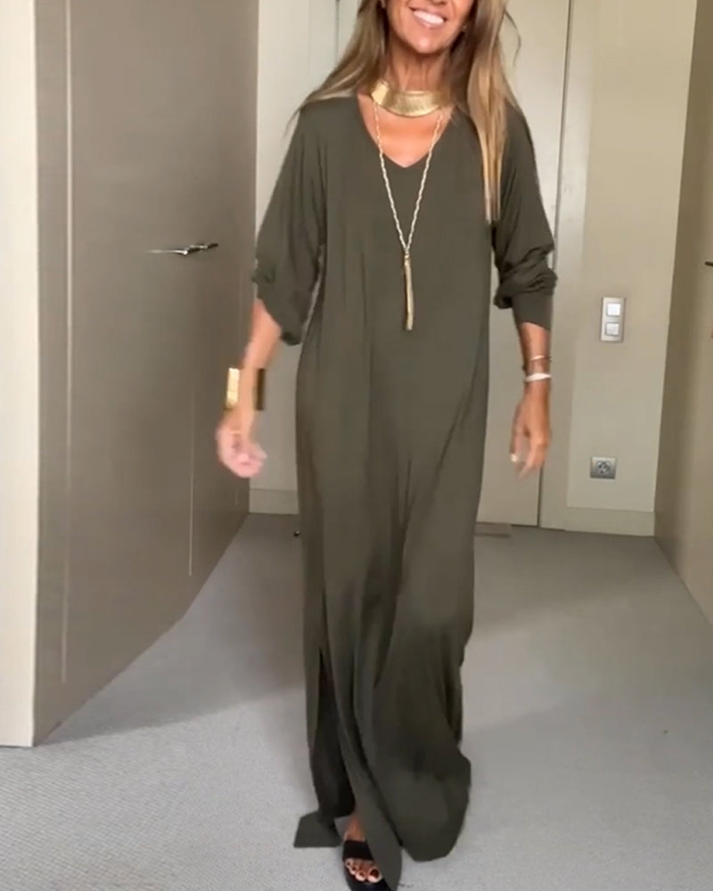 Afslappet ensfarvet kjole med v-hals