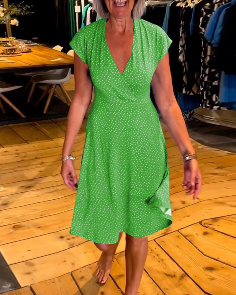 Kortærmet polkaprikket kjole med V-hals