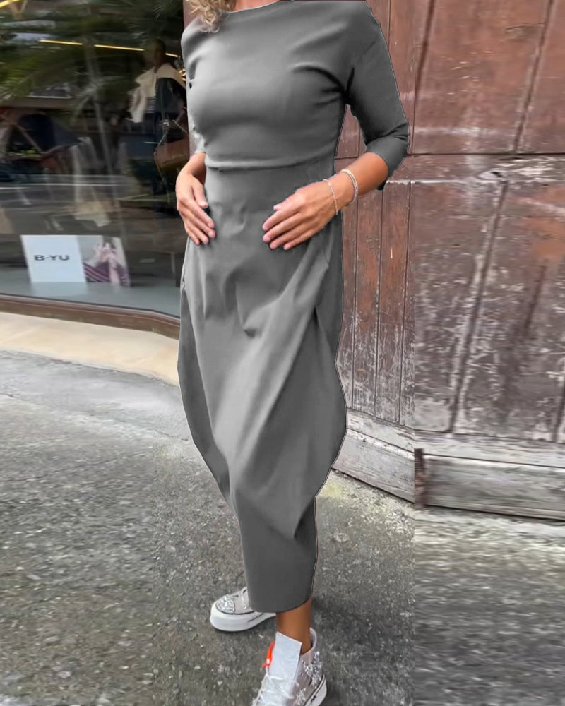 Enkel ensfarvet langærmet kjole med lommer