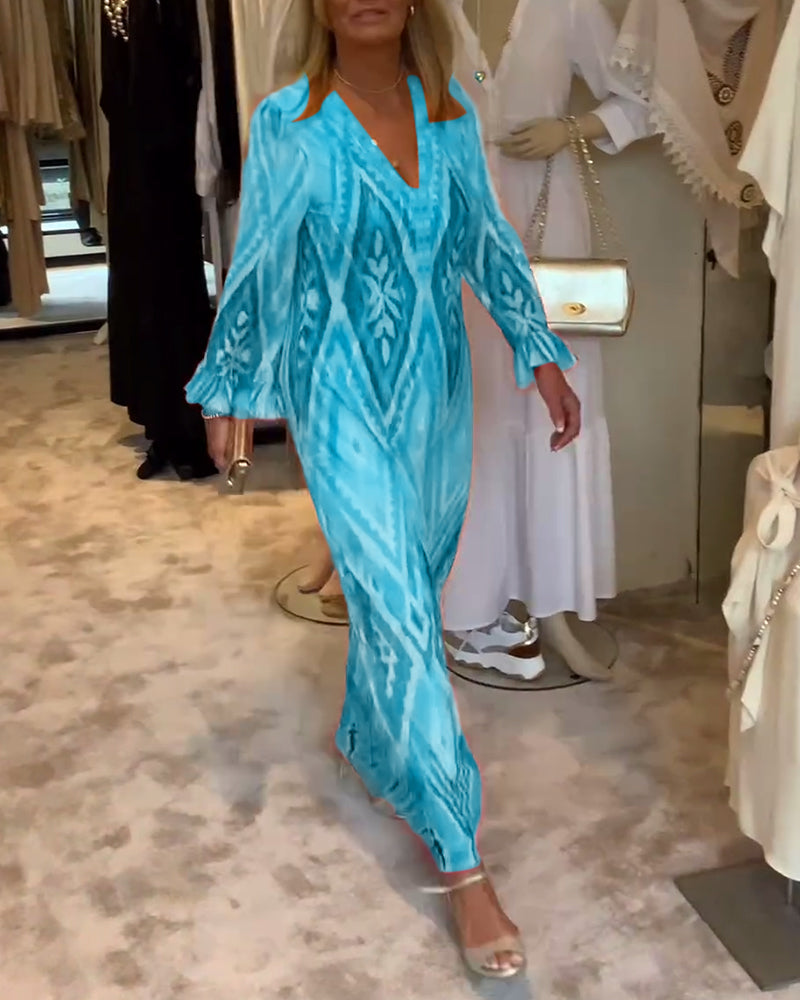 V-halset kjole med geometrisk print og vide ærmer