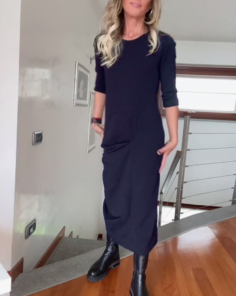 Plisseret ensfarvet elegant kjole med rund hals