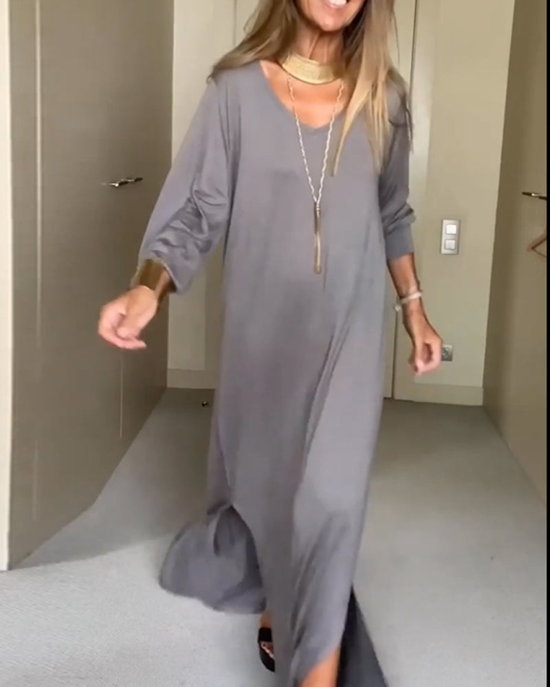 Afslappet ensfarvet kjole med v-hals