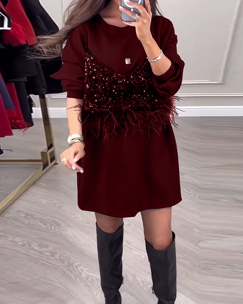 Stilfuld patchworkkjole med pailletter og fjer