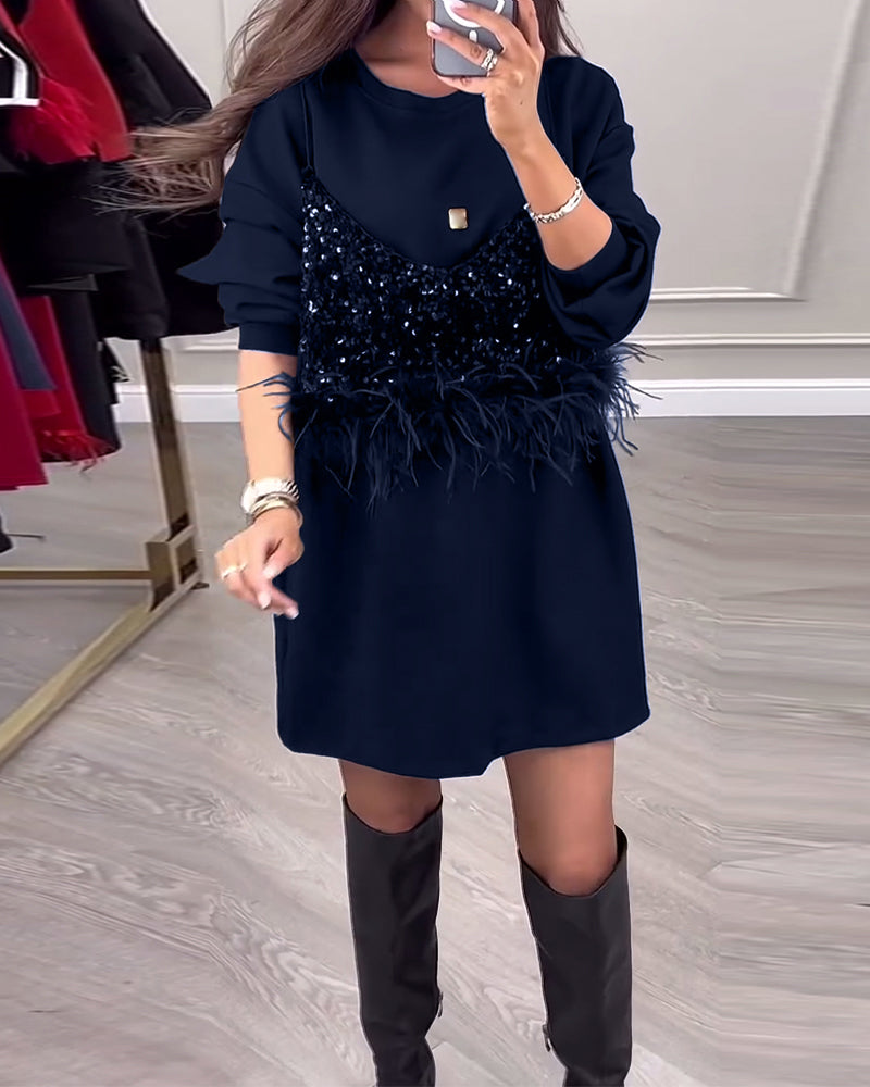 Stilfuld patchworkkjole med pailletter og fjer