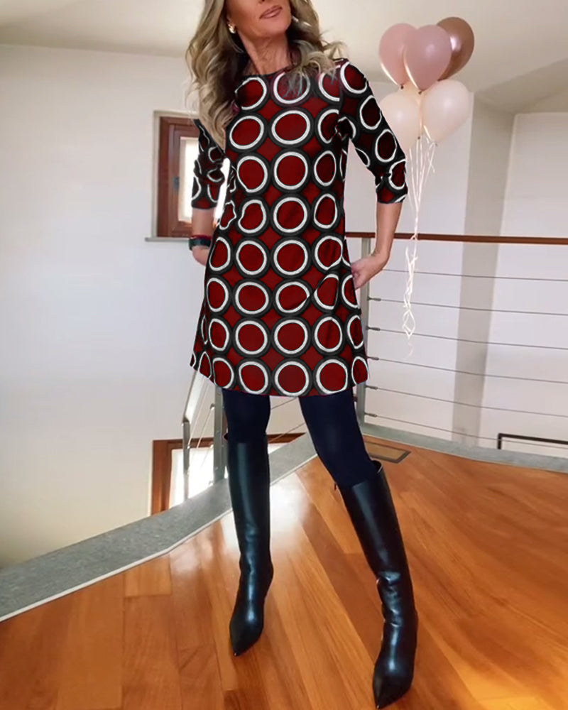 Afslappet kjole med rund hals og cirkelmønster