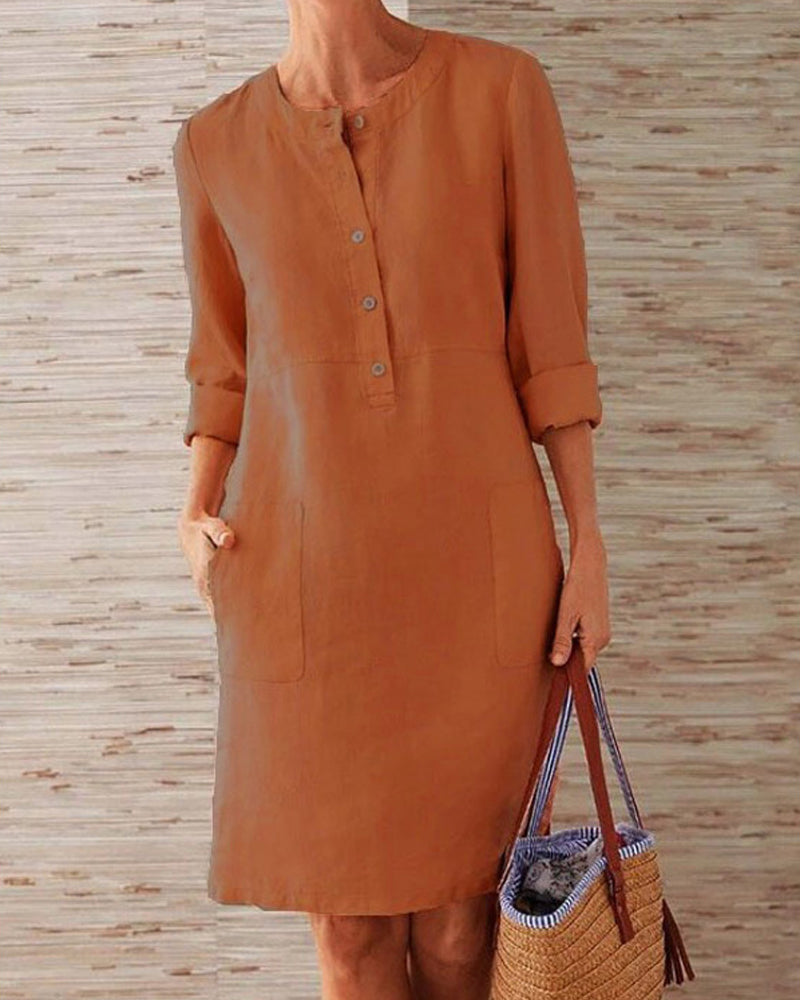 Elegant ensfarvet kjole