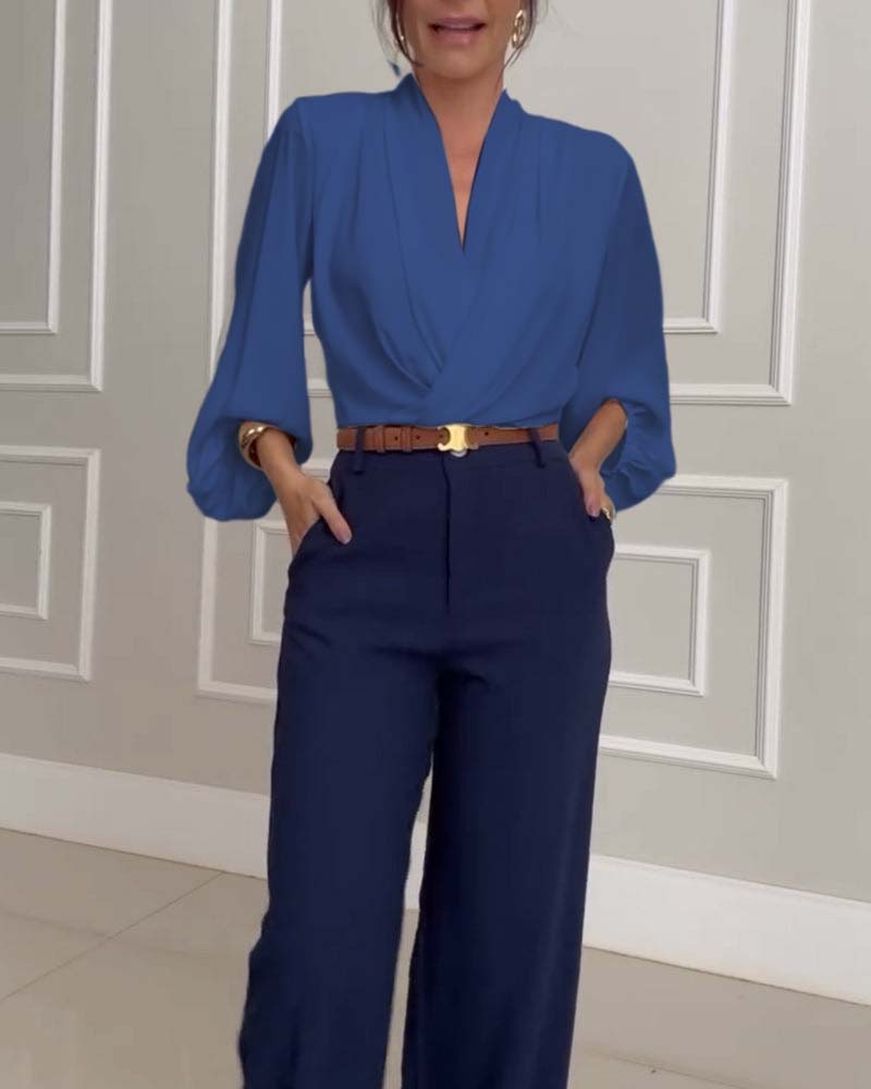 Stilfuld hvid  bluse med lanterneærmer og V-udskæring