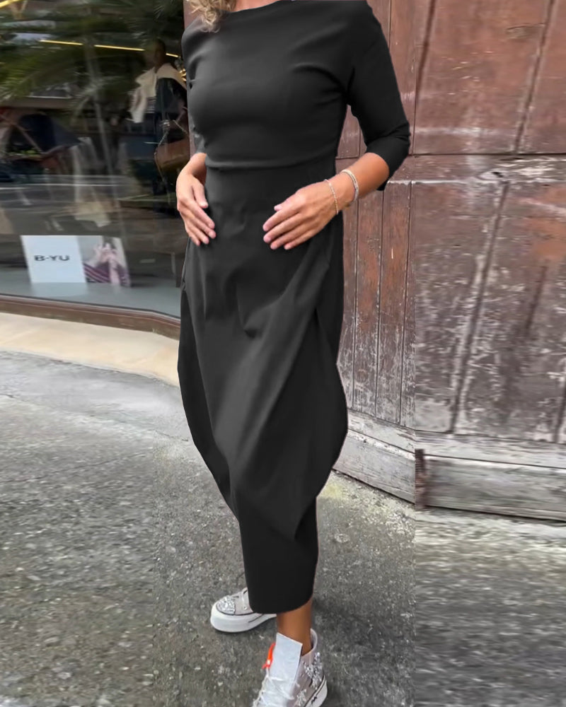 Enkel ensfarvet langærmet kjole med lommer