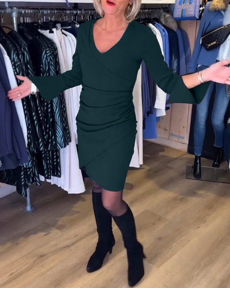 Kjole med V udskæring og vide ærmer