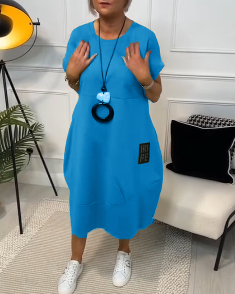 Sort kortærmet kjole med 'HOPE' motiv