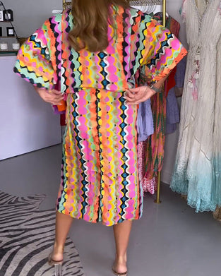 Farverig kjole med V-udskæring og halve ærmer