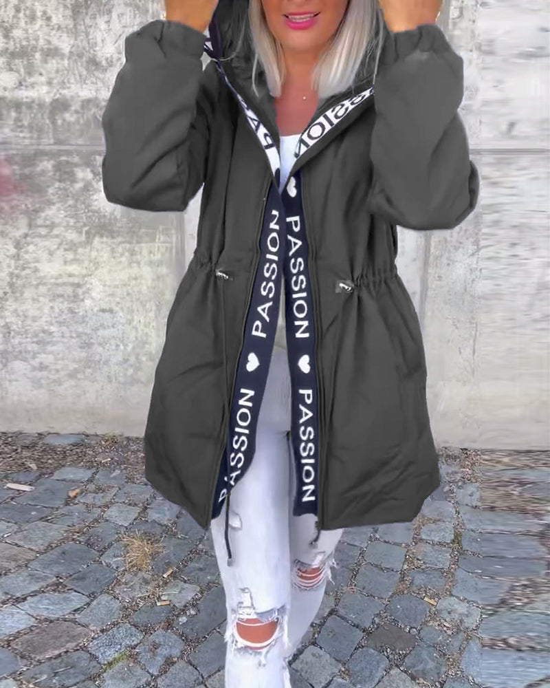 Sort hættejakke med "Passion🖤"-skrift