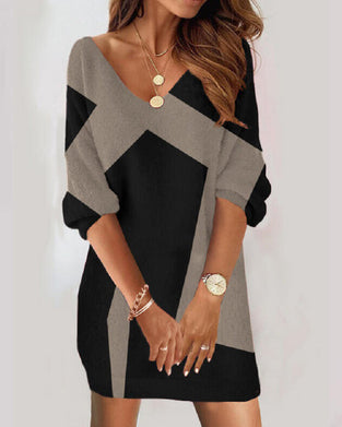 Stilfuld V-halset kjole med geometrisk mønster