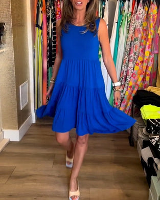 Blå ærmeløs kjole med plisseret nederdel
