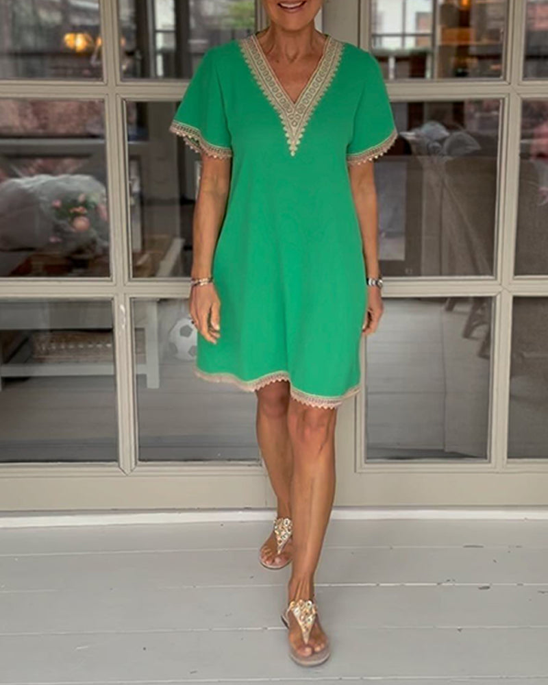 Elegant kjole med blondepaneler og V-udskæring