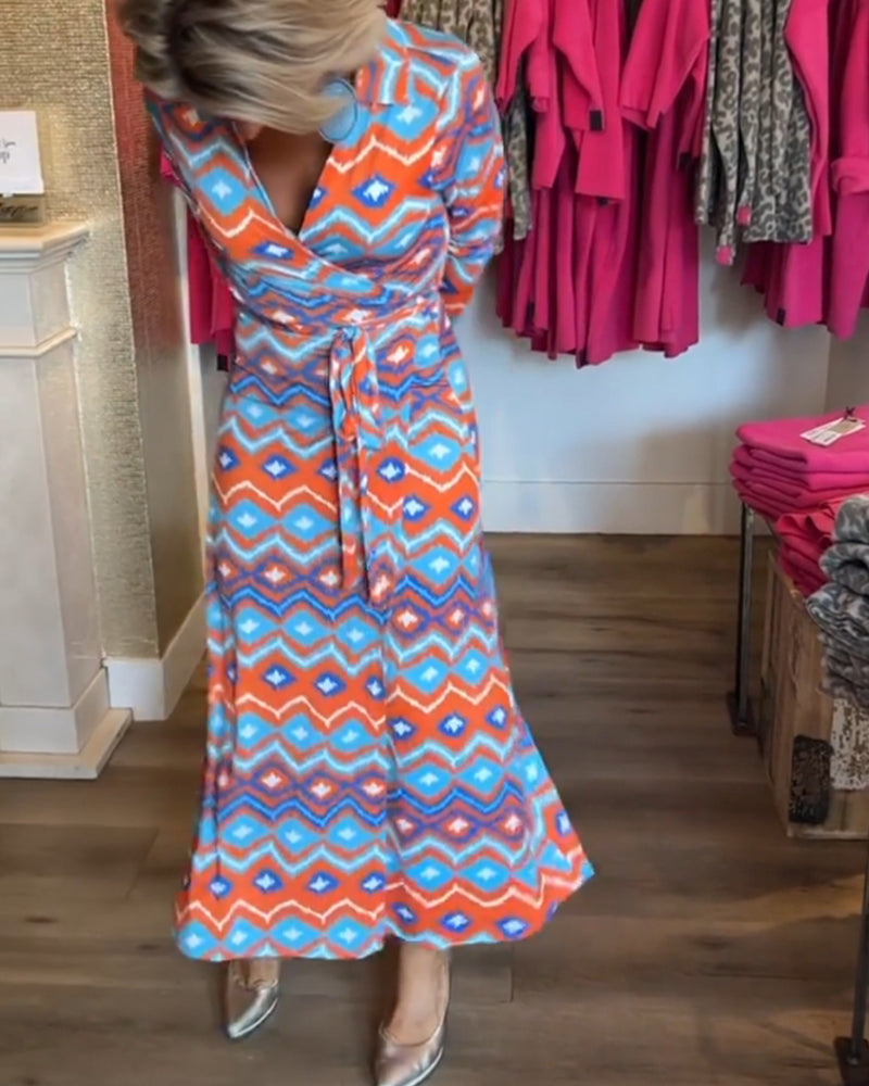 Farverigt mønstret kjole med reverskrave