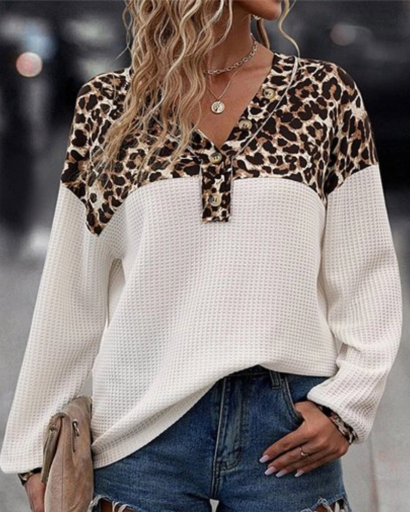 Hvid trøje med delvist leopardprint