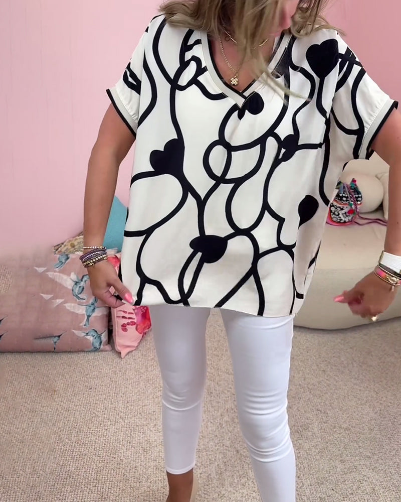 Kortærmet afslappet top med V-udskæring og kontrastprint