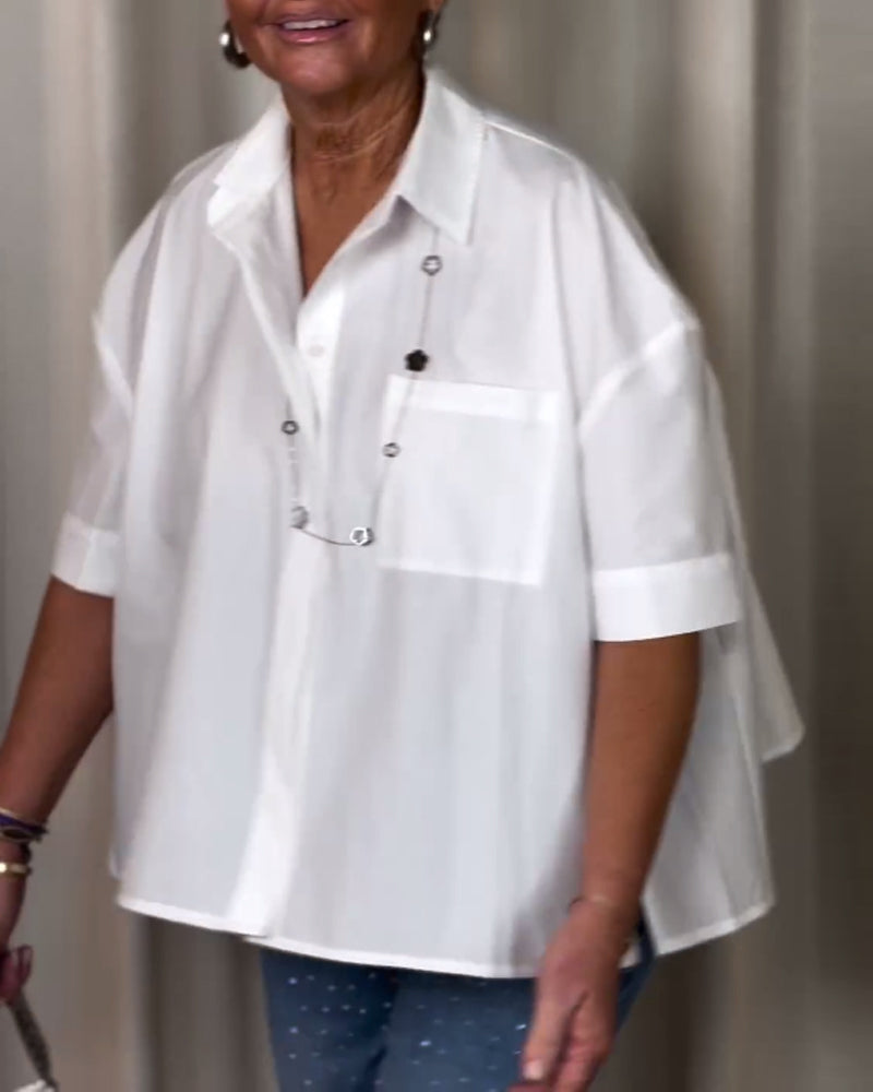 Hvid kortærmet skjorte med plisseret ryg