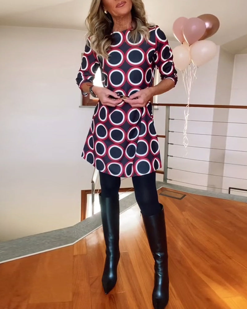 Afslappet kjole med rund hals og cirkelmønster